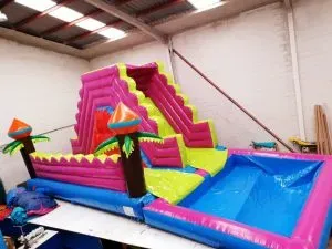 Detalle de la piscina del castillo hinchable acuático