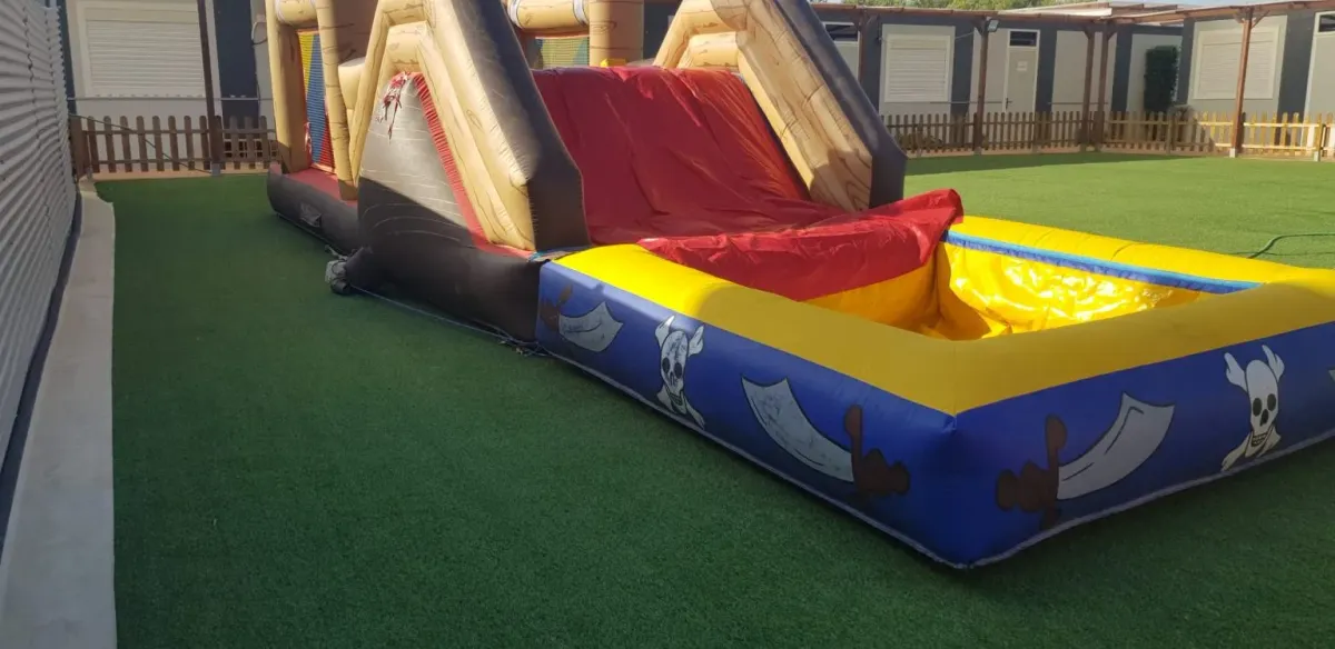Castillo hinchable acuático con temática pirata