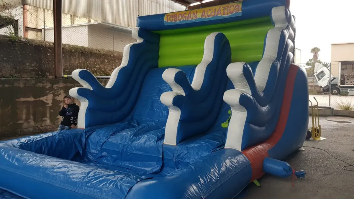 Castillo hinchable acuático con tobogán de olas