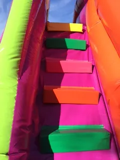 Niños jugando en un castillo hinchable