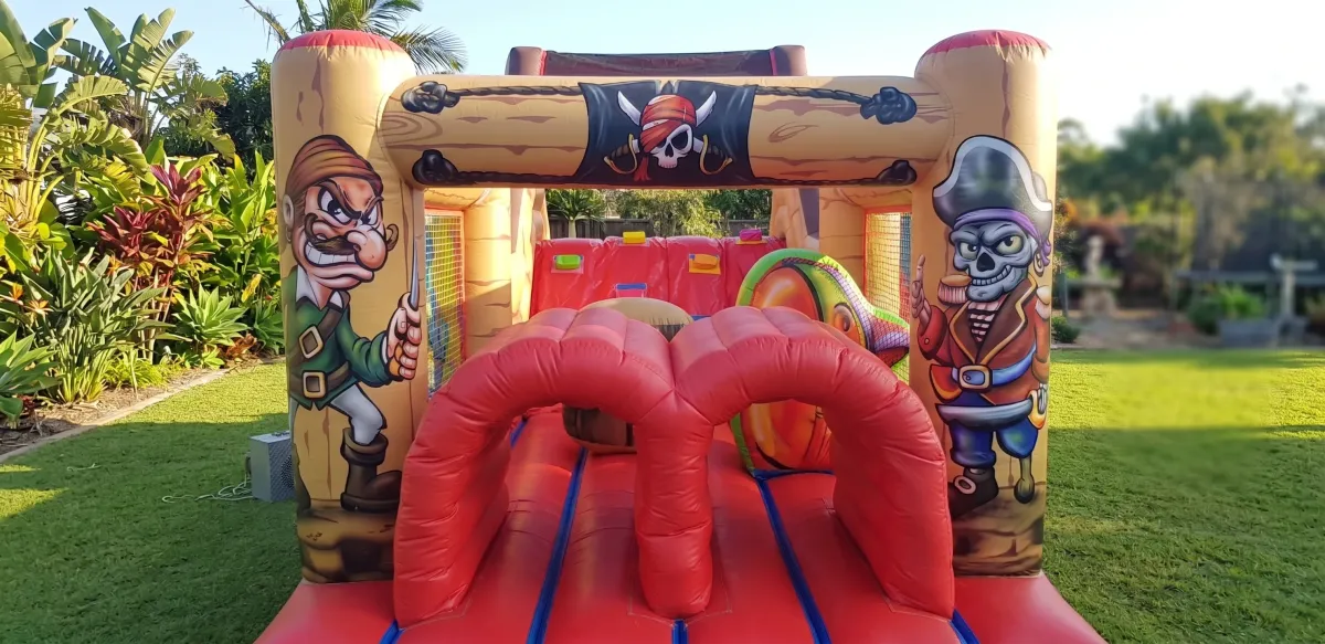 Pista americana hinchable con temática pirata