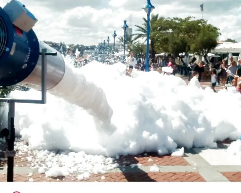 Cañón de espuma en una fiesta al aire libre