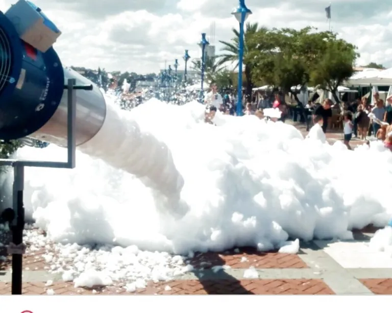 Cañón de espuma profesional en plena fiesta