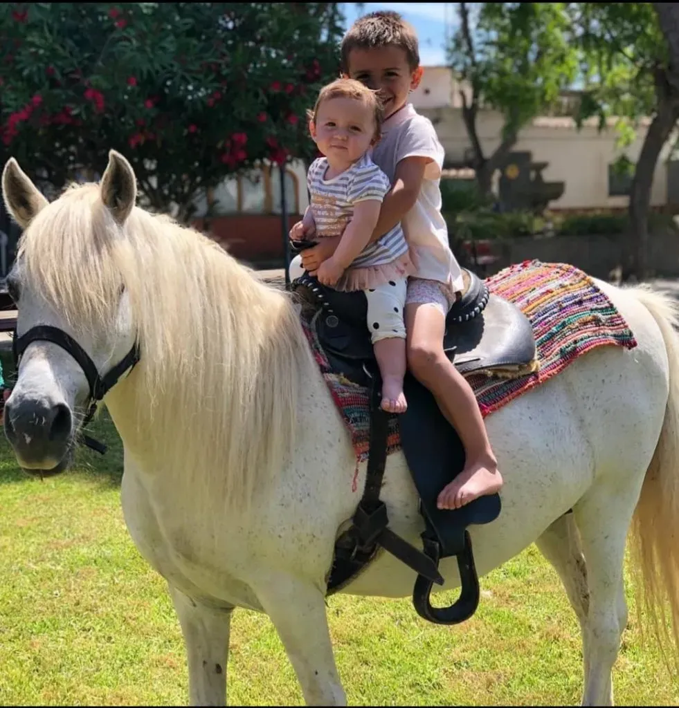 Niño montando un poni durante un cumpleaños